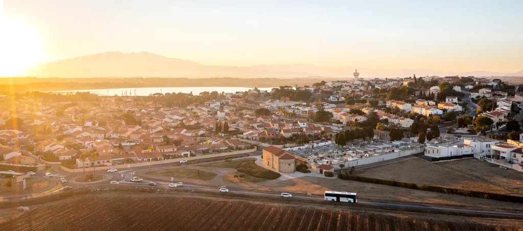 Vue aérienne panoramique du village de Villeneuve-de-la-Raho au coucher du soleil.