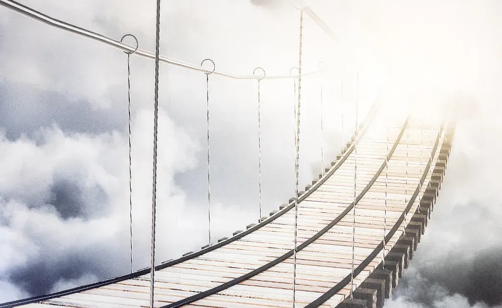 Pont de corde suspendu menant vers une lumière céleste dans les nuages.