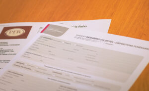 fleurs dans un vase dans un cimetiere