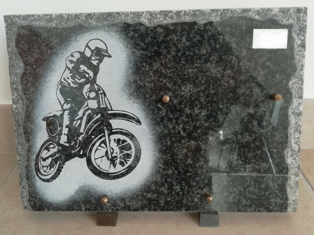 plaque funeraire motif motard