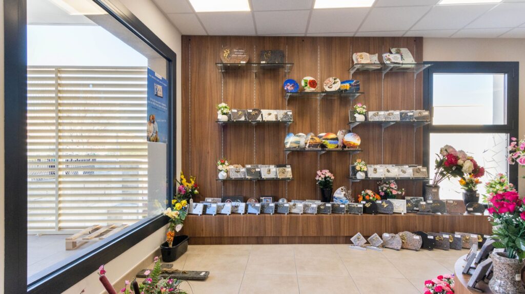 interieur boutique fleurs et plaques