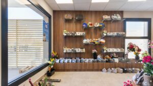 interieur boutique fleurs et plaques