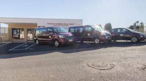 trois corbillards devant le pompes funebres