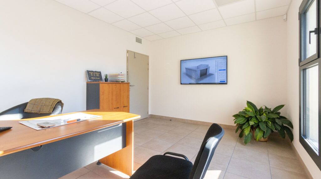 un bureau a l interieur