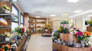 interieur boutique fleurs et plaques