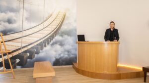 un art dans un salle de presentation